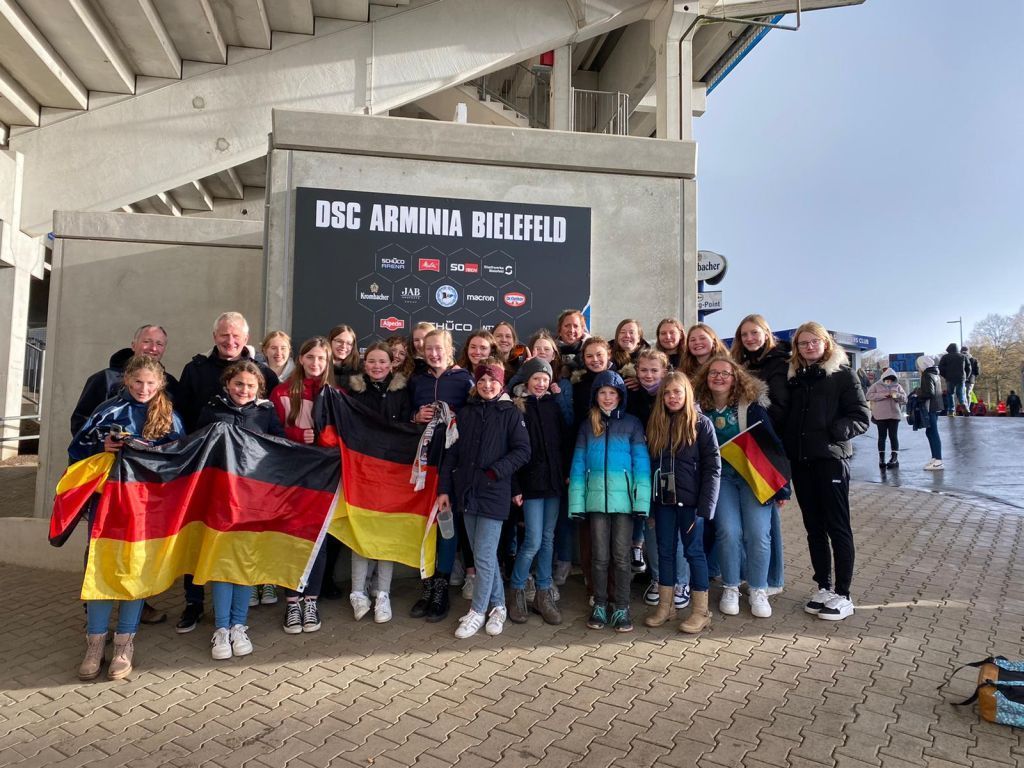 Die Mädchenmannschaften der JSG auf Exkursion auf der Bielefelder Alm