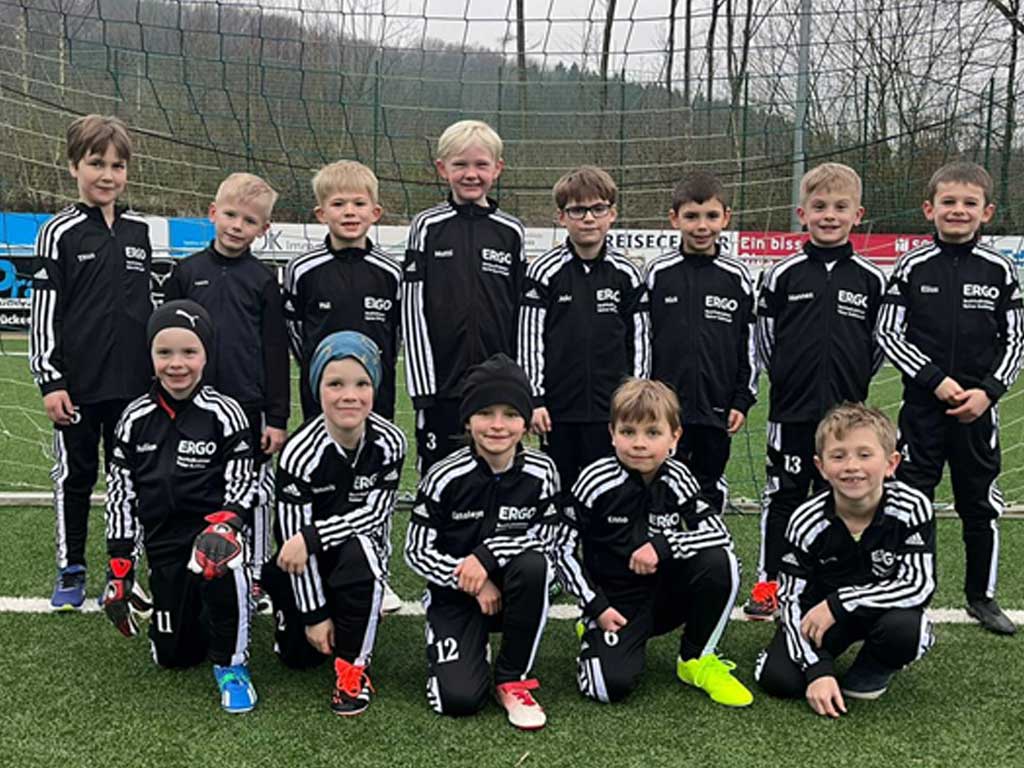 NEUE TRAININGSANZÜGE FÜR DIE U8II