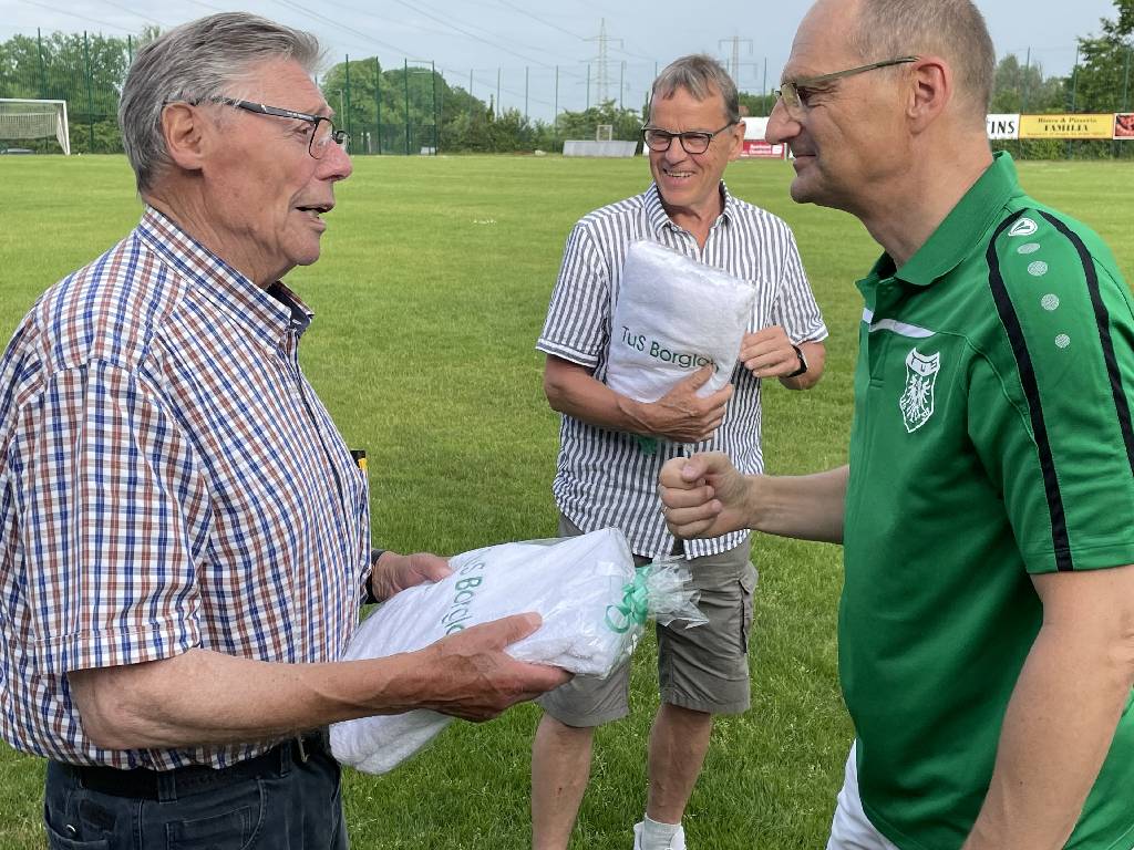Bernhard Hagedorn (links) ist seit 65 Jahren Mitglied. Ludwig Jäger (Mitte) erhielt für 60-jährige Mitgliedschaft ein TuS-Handtauch. Foto: Helmut Uthoff