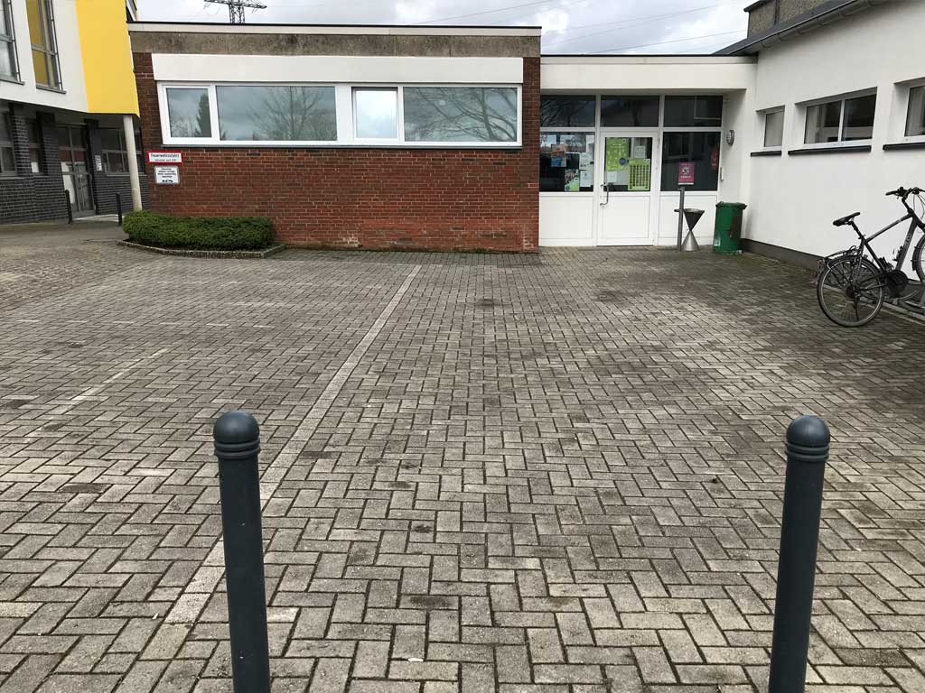 Der Vorplatz der Turnhalle wird neu gestaltet. Die Gemeinde plant, ein Zuschuss ist bewilligt.