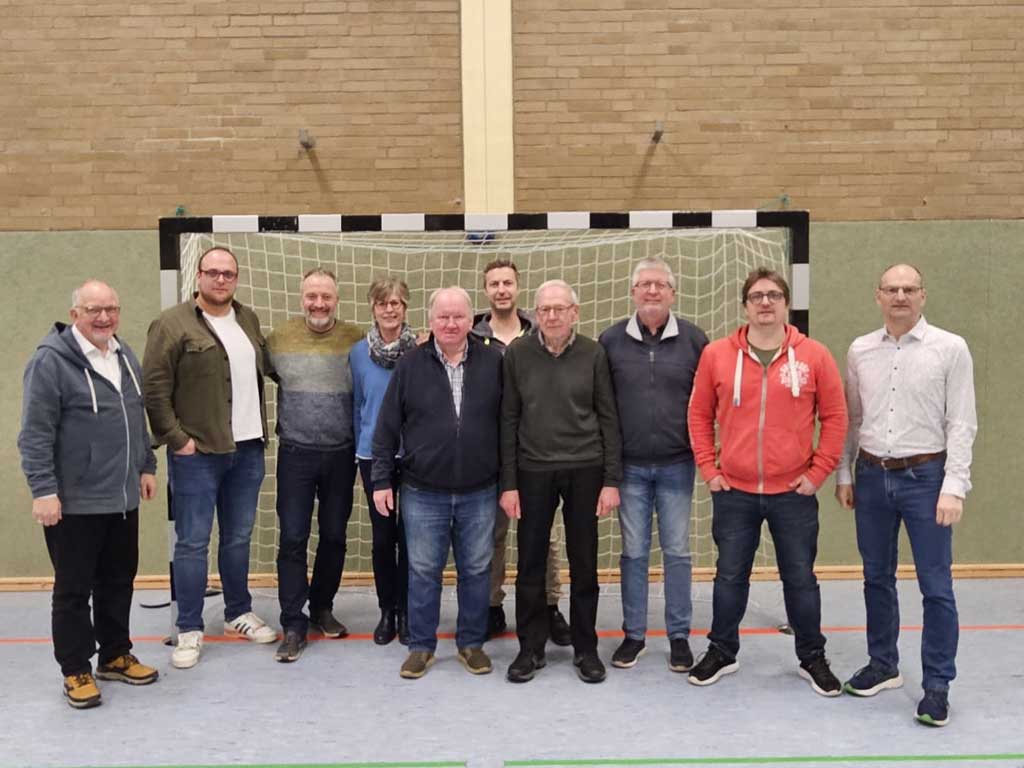 Geehrt: (von links) Michael König, Mattes Schweer, Michael Henkenborg, Petra Henkenborg, Heiner Rahe, Fabian Leweke, Hansi Herder, Frank Wellenbrock, Wilfried Hinrichs
