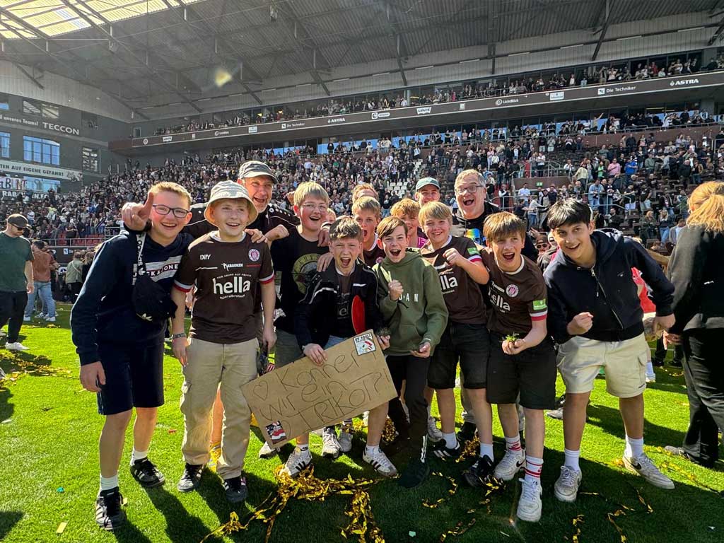 Exkursion der D1 zum Millerntor inclusive Aufstiegsfeier und Platzsturm