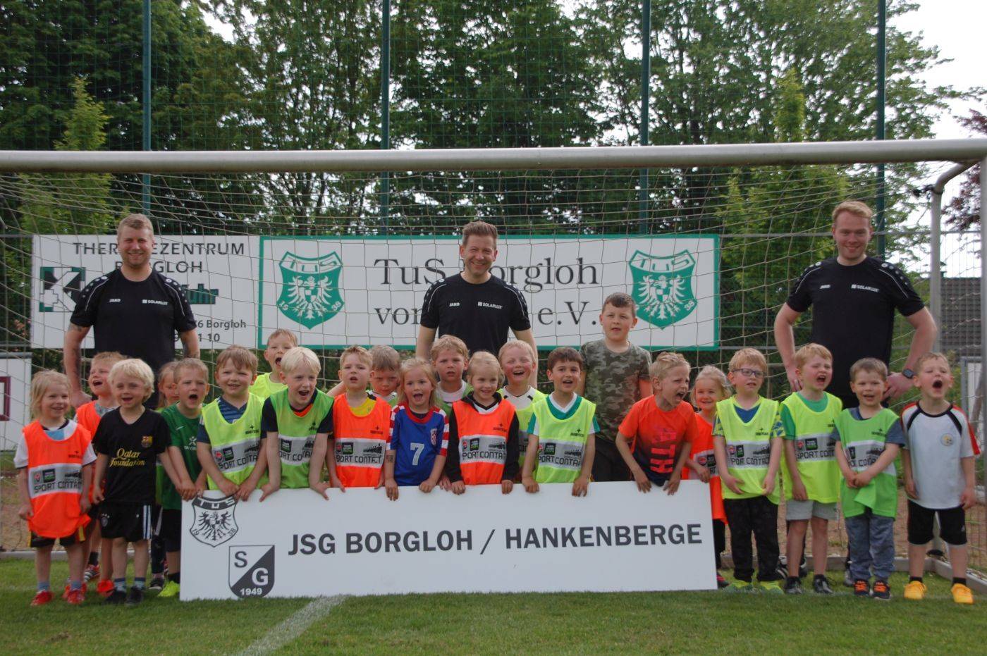 Am 7. Mai war es wieder soweit, das Schnuppertraining der der ganz Kleine – Jahrgang 2017 stand auf dem Progamm, um die Lust und das Interesse am Mannschaftssport Fußball zu wecken. 22 Mädchen und Jungs sind dem Ruf der JSG Borgloh – Hankenberge gefolgt und erschienen hochmotiviert am Rasenplatz in Borgloh. Mit großer Begeisterung führten die Trainer Sascha Nagel, Hermann Schriever, Tobias Schönfeld und Jacob Thiemeyer als neuer FSJ-ler ab August durch das 60-minütige Training. Dort wurden erste Erfahrungen in der Gemeinschaft mit dem runden Leder gemacht. Das Trainerteam ist mittlerweile durch Simon Viktor erweitert worden. Das Training findet seit dem 20. Mai jeden Freitag ab 16:30  Uhr auf der Sportanlage in Borgloh statt.  Vielen Dank an das Trainerteam für die Bereitschaft ehrenamtlich die Mädchen und Jungs zu trainieren!!!