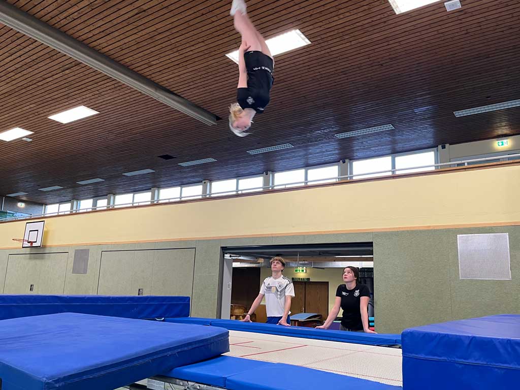 1024x768 tus trampolin gruppe wettkampfgruppe