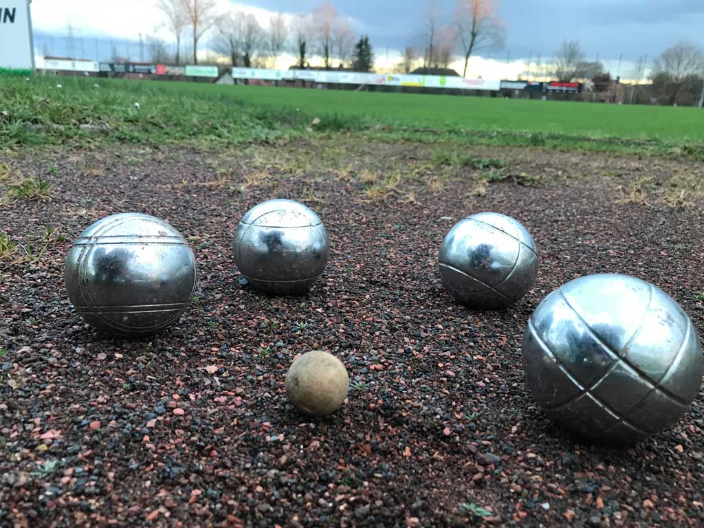 Der Anlauf der alten Weitsprunganlage soll zu Boule-Bahn werden.